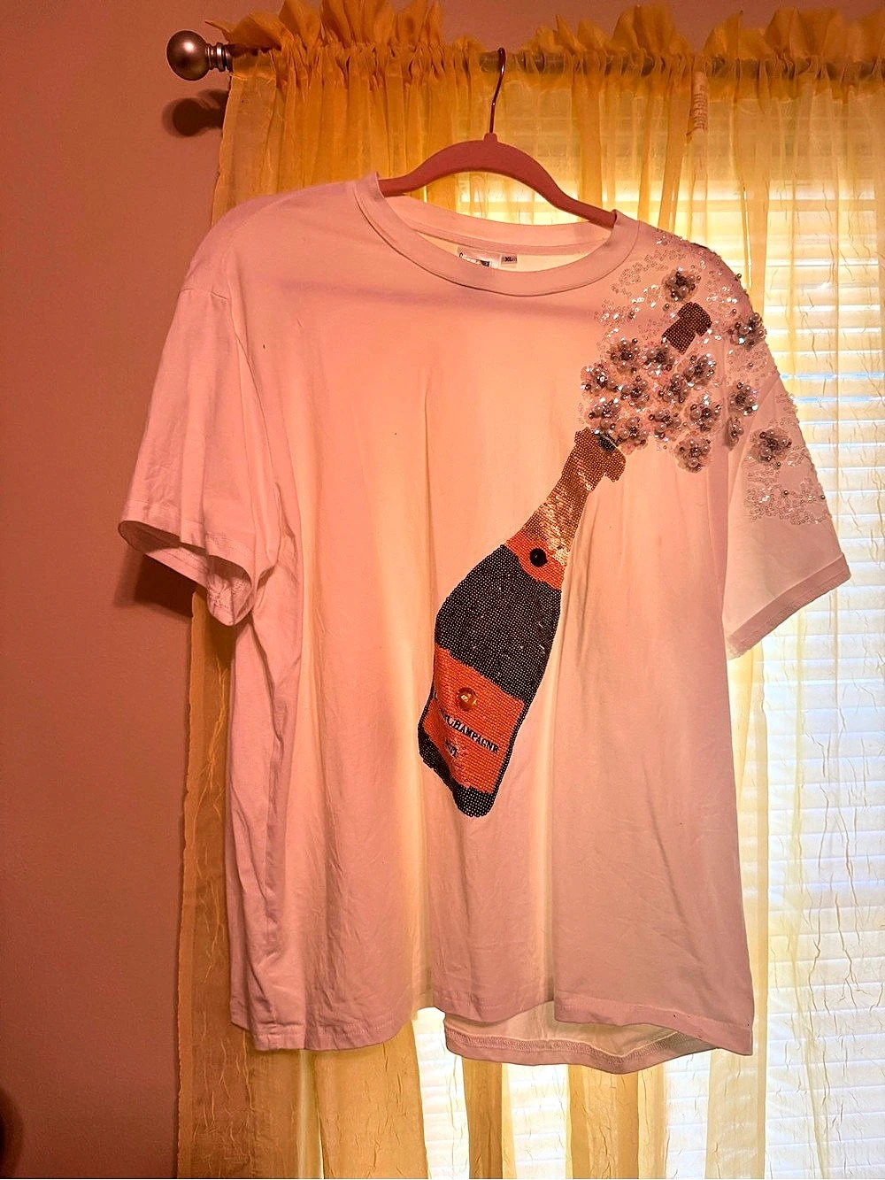 Embellished Graphic Short Sleeve Tee in white